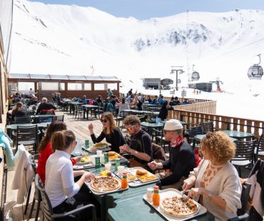 People dining at mountain restaurants in Maurienne People dining at mountain restaurants in Maurienne